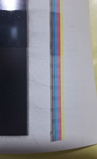 A tinta preta aparece salpicos de tinta de impressão
